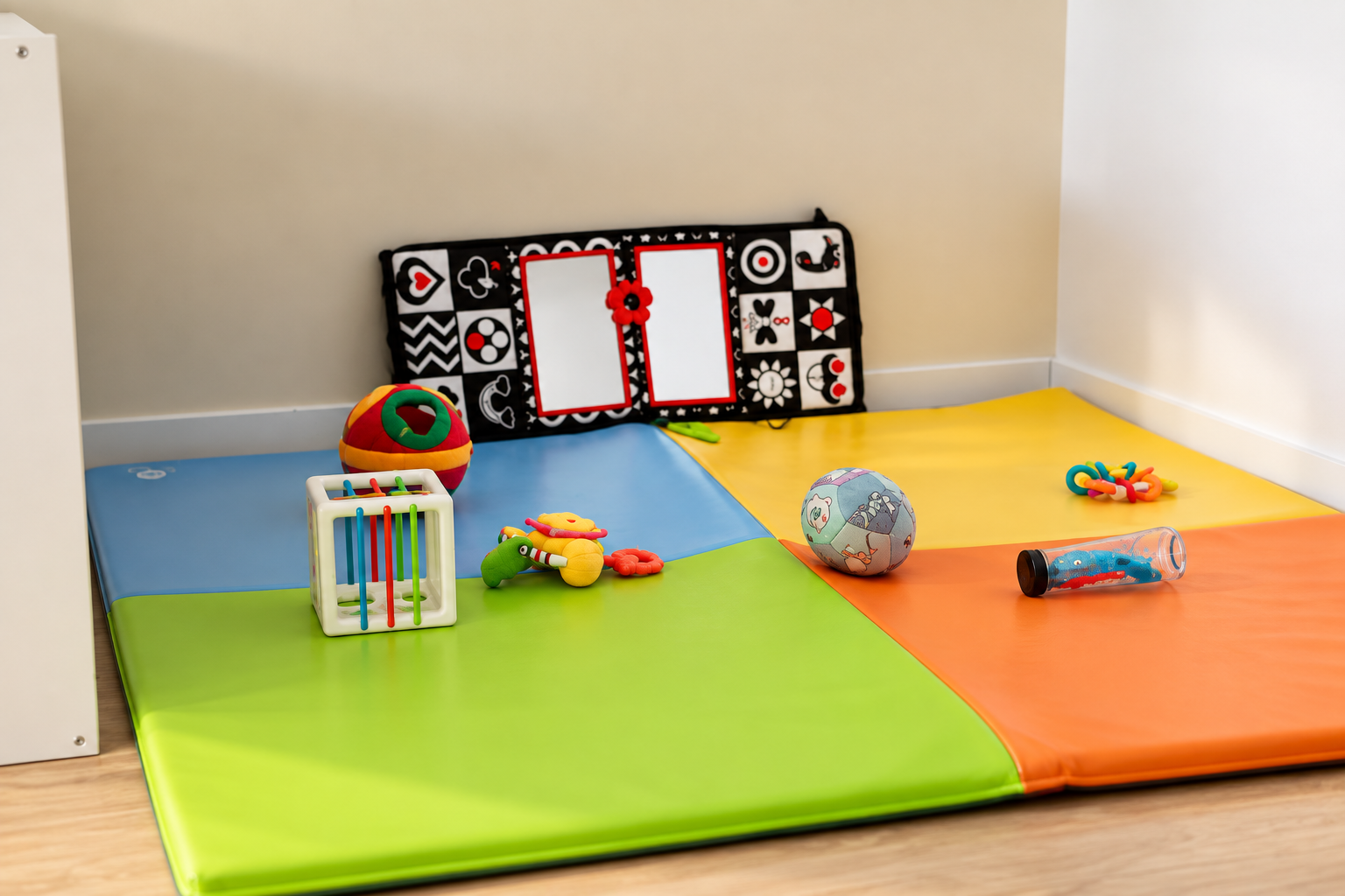 Tapis d'éveil coloré avec jeux sensoriels adaptés aux tout-petits